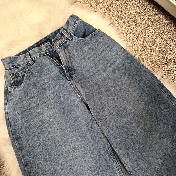 PrettyLittleThing Baggy Boyfriend Rip Jeans - Picture 3 of 11